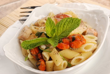 MEZZE PENNE CON CALAMARO E COZZE