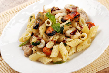 MEZZE PENNE AL PESCE E FRUTTI DI MARE