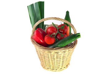 panier de légumes frais sur fond blanc