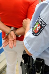 Polizist führt Gefangenen ab