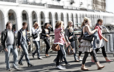 Jugendliche beim Spazieregang