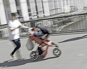 Frau mit Kinderwagen