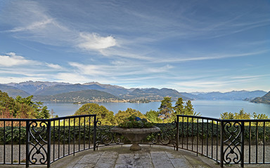 panoramica del lago maggiore a Stresa in Piemonte