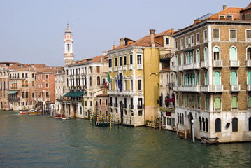 Fototapeta na wymiar Fasady wzdłuż kanału Wenecji