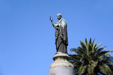 Fototapeta premium Rom Petrus Staue in den Vatikanischen Gärten