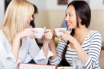 Fotobehang freundinnen treffen sich im café © contrastwerkstatt