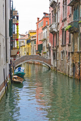 Fototapeta na wymiar Traditional Venetian buildings along a water channel