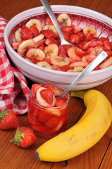 Fraises et bananes en salade