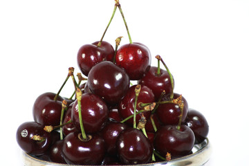 Des cerises sur fond blanc