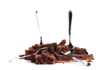 zerstörter schokoladenkuchen mit vier gabeln