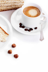 tasse kaffee mit nuss torte auf weissem hintergrund
