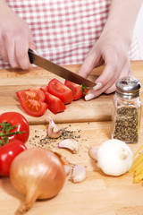 zubereiten von tomaten für italienische pasta