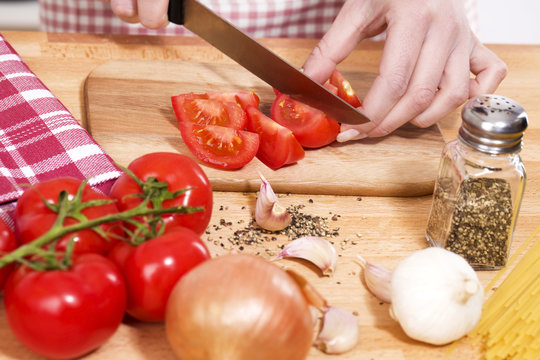 nahaufnahme beim zubereiten von italienischen pasta