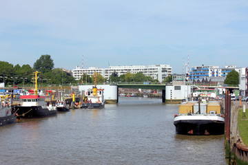 geesteinfahrt mit lotsenschiff und lastkahn