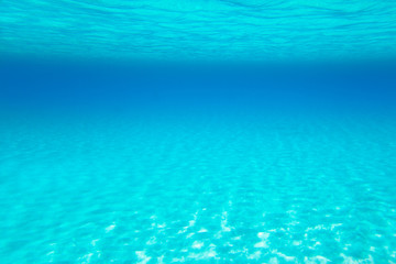 Fototapeta na wymiar Turkusowy podwodny widok tropikalnej plaży