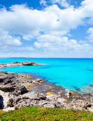 Fototapeta na wymiar Baleary Formentera wyspa escalo skalistej plaży