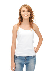 Fototapeta premium smiling teenage girl in blank white t-shirt