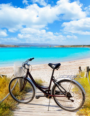 Fototapeta na wymiar Rower w Formentera plaży na Balearach