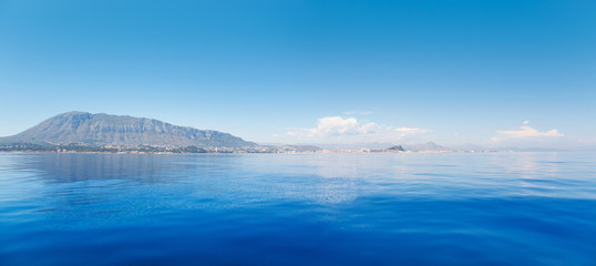 Fototapeta na wymiar Denia widok z niebieskim spokojne morze