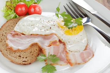 Spiegelei mit Bauchfleisch