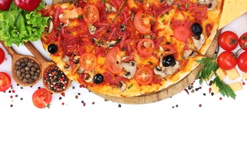 Badkamer foto achterwand heerlijke pizza, groenten en salami geïsoleerd op wit. © Africa Studio