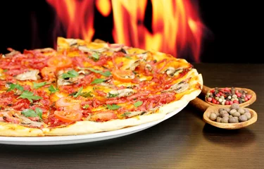 Fotobehang heerlijke pizza met groenten en salami © Africa Studio