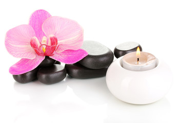 Fototapeta na wymiar Kamienie spa z kwiat orchidei i świeca na białym