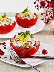 Tomate relleno de arroz, atún, cebolla, ajo y huevo.
