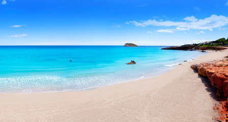 Fototapeta na wymiar Cala Nova Ibiza wyspie plaża z turkusową wodą