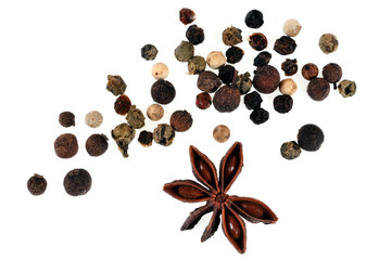 Anis étoilée et grains de poivre
