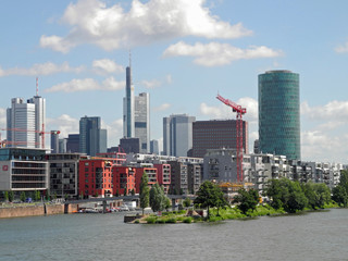 Fototapeta premium Main mit Westhafen Tower in Frankfurt