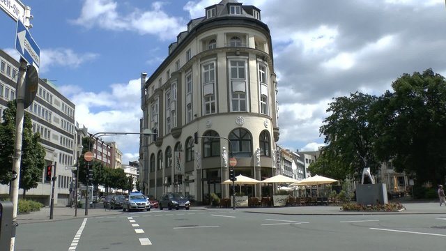 Autoverkehr an einer Kreuzung in Wuppertal