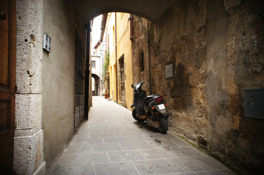 Fototapeta small backstreet in an italian village