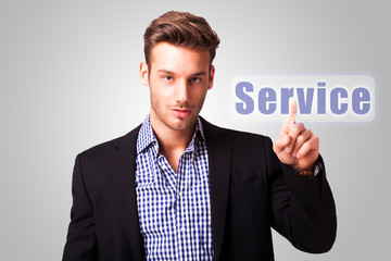 junger Mann drückt auf Service Button