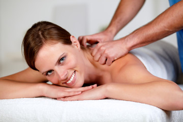 Fototapeta na wymiar Młoda kobieta otrzymania relaksującą masażu w spa