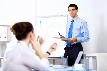 Obraz premium Young businessman in the office