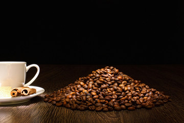Naklejka premium Coffee beans and white cup