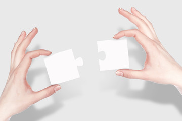 Obraz premium Puzzle pieces and human hand
