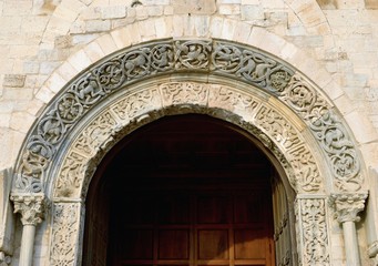 Fototapeta na wymiar Szczegóły drzwi katedry głównej fasady Trani