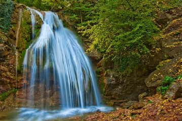 Fototapeta na wymiar piękny wodospad w górach