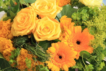 Gelbe  Gerbera und Rosen, Yello Gerberas and Roses