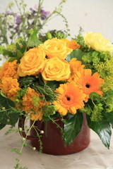 Gelbe  Rosen, Yellow Roses, und Gerbera in einer Vase