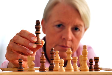 Ältere Frau beim Schach spielen © britta60