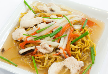 Rat-na,Yellow noodle and pork