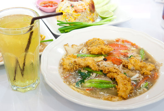 Rat-na, Soup Golden mushroom and fried chicken