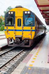 Obraz premium Thai yellow train in station
