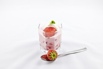Erdbeerjoghurt mit Löffel