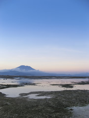 Fototapeta na wymiar Lembongan Bali słońca wulkan
