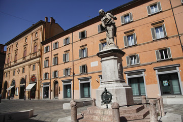 Fototapeta na wymiar Bolonia, Piazza Galvani i pomnik