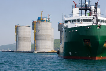 tug towing base offshore oil platform